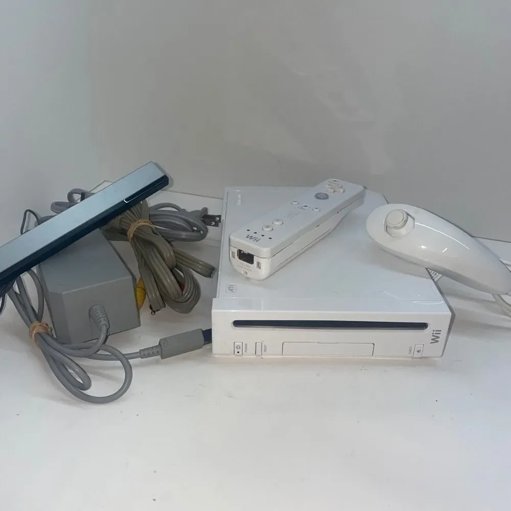 Nintendo Wii White Console RVL-001 Game Cube Compatible Bundle w/ 1 Controller‎